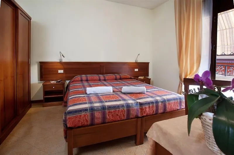 Hotel Lory Garda   Garda (Verona)
